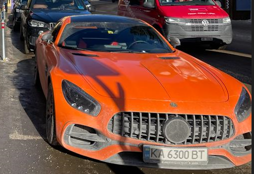 “Davos Mystery of Orange Bitcoin Car Revealed: Owner Slams Critics”